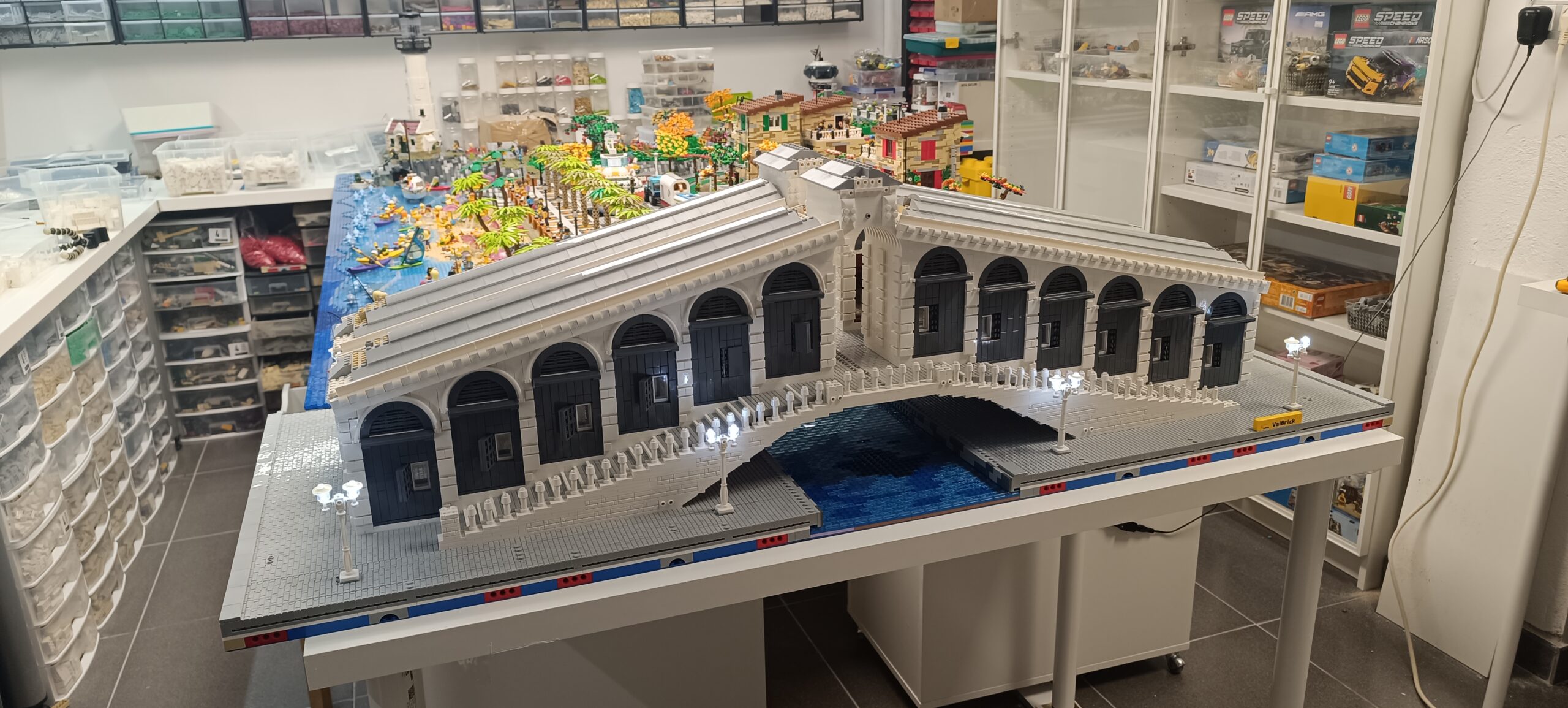 Maqueta del Puente de Rialto de Venecia construida con 14.560 piezas